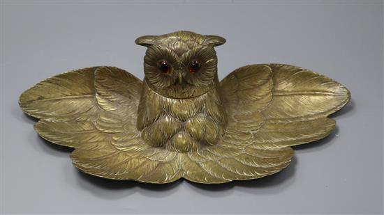 An early 20th century novelty brass inkwell modelled as an owl, 27.5cm.